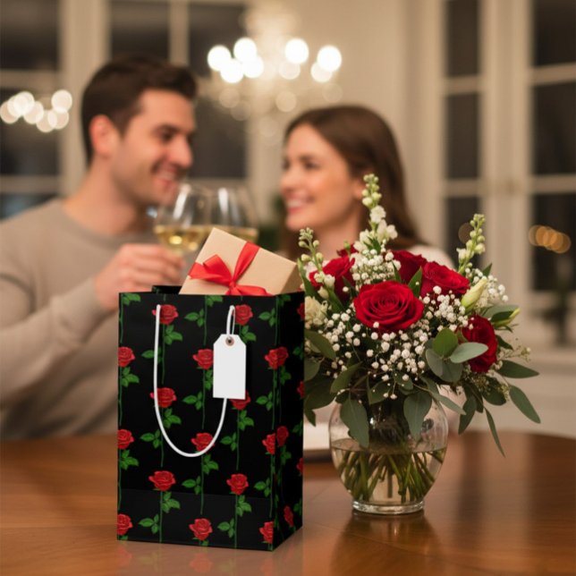 Elegant svart presentpåse med handritade röda roso (Skapare uppladdad)