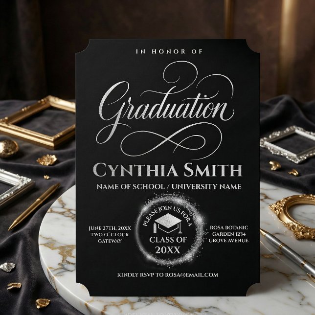 Elegant svart & silver examen  inbjudningar (#graduationcalligraphy #roundsilver #silvergraduation #blackandwhite #luxurygraduationinvitation)