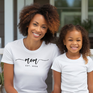 Elegant svart skrifttypografi etablerad mamma t shirt