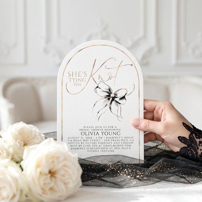 Elegant svart slinga Hon knyter knuten Bröllopsfes Inbjudningar (She's Tying The Knot Bridal Shower Invitation)