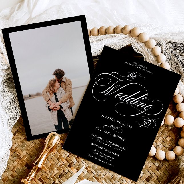 Elegant svart-vit foto kalligrafi bröllop inbjudningar (Chic white black photo calligraphy wedding invitation)