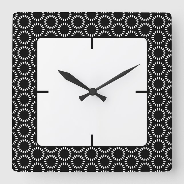 Elegant svart-vit kronblad Mandala-mönster Fyrkantig Klocka (Framsida)