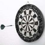 Elegant svart vit marmor Anpassat namn meddelande Darttavla<br><div class="desc">En elegant dartboard-design med alternerande svarta marmortrianglar och vita marmortrianglar. 

Ett namn och ett meddelande skrivs ovan och nedan,  i vita versaler,  som en välvd text.</div>