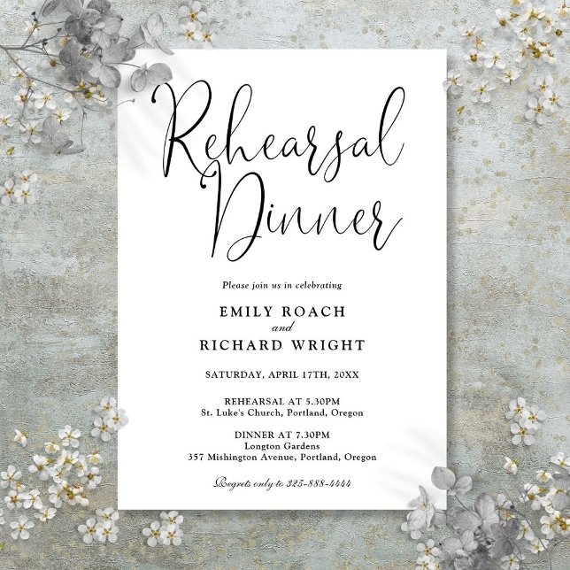 Elegant svart-vit repetitionsmiddag med script inbjudningar (Elegant Script Black And White Rehearsal Dinner Invitation)