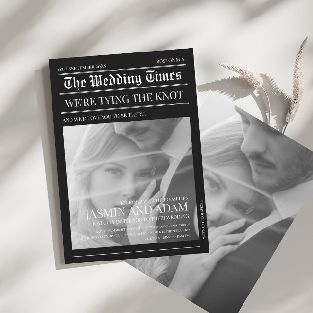 Elegant svart-vit tidningfoto bröllop inbjudningar (Newspaper Black Dark Mode Unique Photo Wedding Invitation)