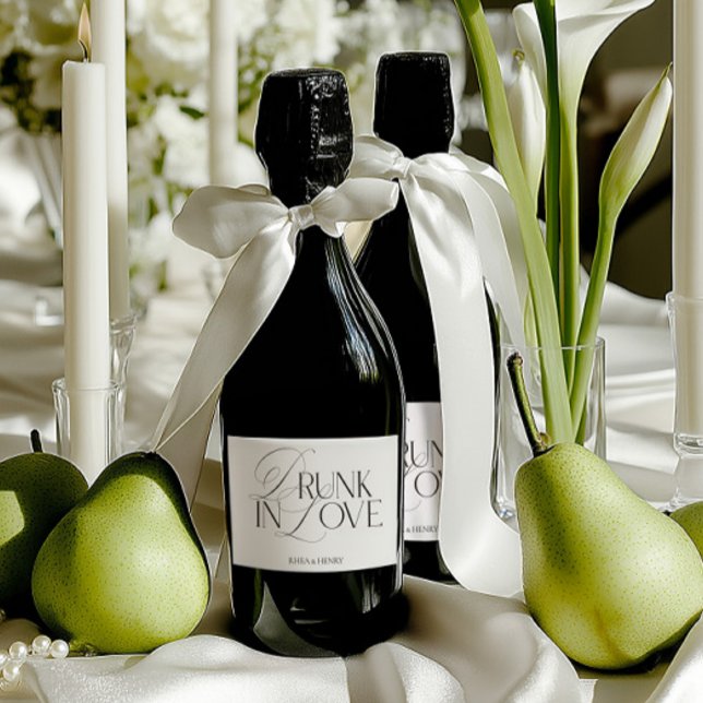 Elegant Svart & Vitt Berusad i Kärlek Mini Champag (Elegant Black & White Drunk in Love Mini Champagne Sparkling Wine Label)