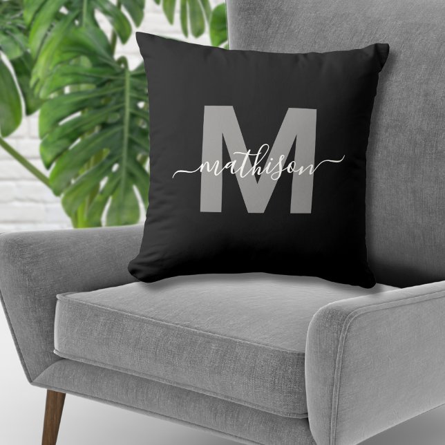 Elegant Svart Vitt Familjnamn Monogram Kudde (Elegant Black White Family Name Monogram Throw Pillow)