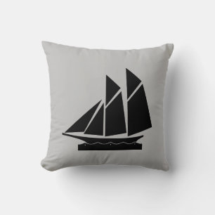 Elegant svart yacht på ljust grå kudde
