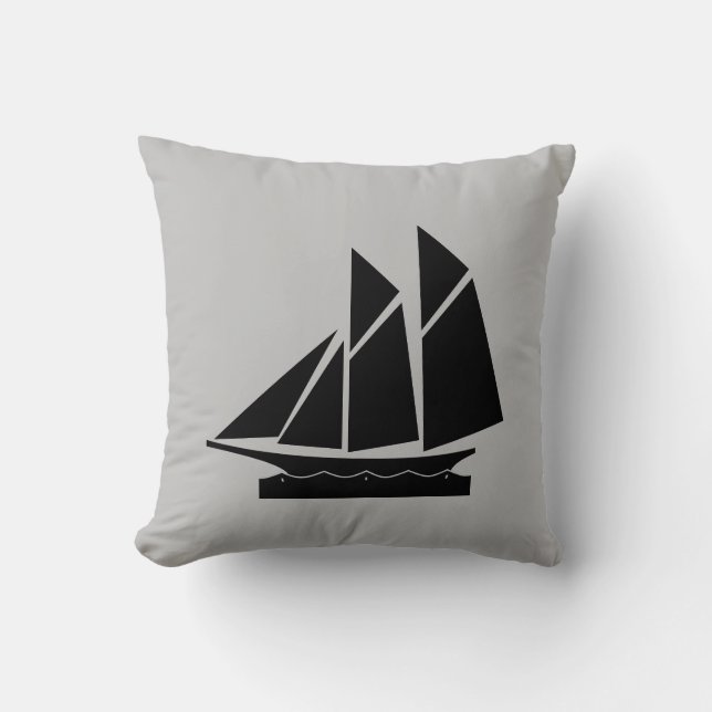 Elegant svart yacht på ljust grå kudde (Framsida)
