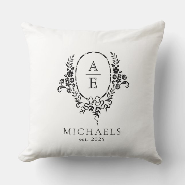 Elegant Svartvit Blommigt Monogram Bröllop Kudde (Framsida)