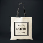 Elegant svartvit mr mrs monogram bröllop tygkasse<br><div class="desc">Elegant svartvit tote bags för mr mrs monogram bröllop. Den utsmyckade logotypdesignen med härlig typografi för namn, daterar och det monogrammed brev. Gullig idé för personliggåva- eller partyfavör för brud, brudtärnor, maid of honor och brudtärnor på bröllopsfesten. Flott skriva typografi med det chic bakgrundsbrev. Också utmärkt för möhippa, förlovning, årsdag...</div>
