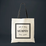 Elegant svartvit mr mrs monogram bröllop tygkasse<br><div class="desc">Elegant svartvit tote bags för mr mrs monogram bröllop. Den utsmyckade logotypdesignen med härlig typografi för namn, daterar och det monogrammed brev. Gullig idé för personliggåva- eller partyfavör för brud, brudtärnor, maid of honor och brudtärnor på bröllopsfesten. Flott skriva typografi med det chic bakgrundsbrev. Också utmärkt för möhippa, förlovning, årsdag...</div>