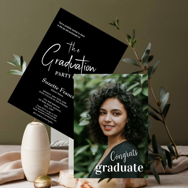 Elegant Svartvit skripttypografi Studenten Inbjudningar (Announce your success in style with our elegant graduation invitations! )