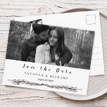Elegant Svartvitt foto Spara datum Meddelande Vykort<br><div class="desc">Grattisar på din förlovning! Spara datum meddelande är det första stora steget i planeringen av bröllop processaa! Den här designen har en enkel elegant som sparar vykortet för datum med ett stort svartvitt fotografi på framsidan och ett litet svartvitt foto på baksidan. Om du vill ha en mer avancerad anpassning...</div>