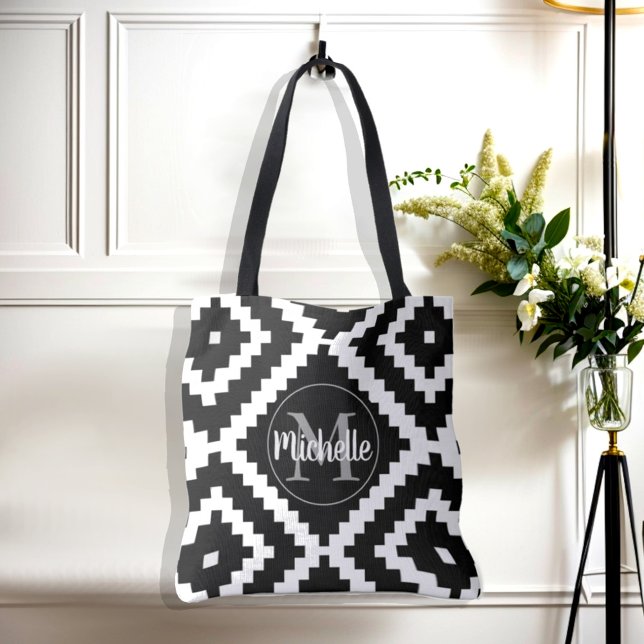 Elegant Svartvitt geometriskt monogram Tygkasse (Elegant black and white geometric pattern monogram name initial tote bag. )