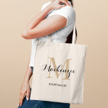 Elegant Tan Black Personligt bröllp Bridesmaid Nam Tygkasse<br><div class="desc">Elegant personligt bröllp tote-väskan har en personlig- och monogramtypografi med det moderna kalligrafiskriptet namn och serif monogram initialt i neutralt ljusbrun och svart färg. Innehåller anpassningsbar för en brudens sida-rubrik som "BRIDESMAID" eller annan föredragen ordalydelse.</div>