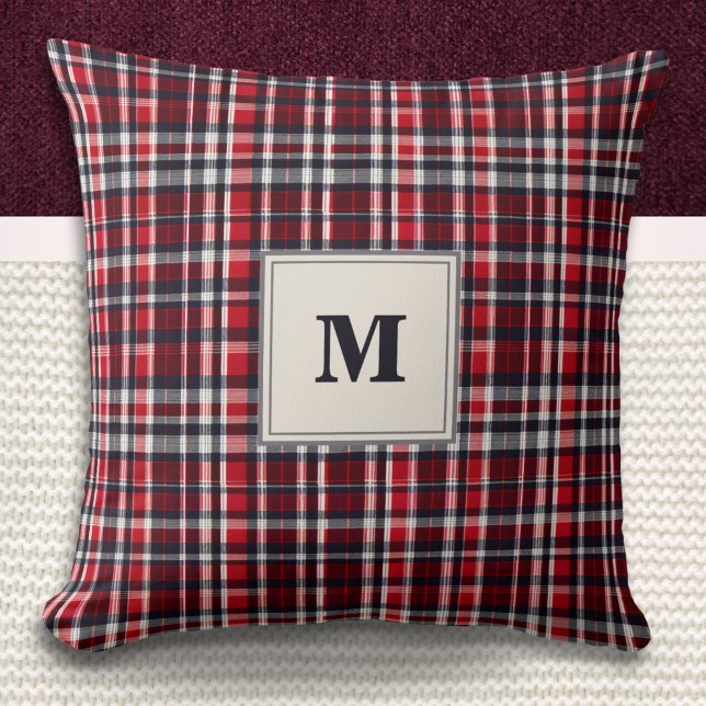 Elegant Tartan Check Patterned Snyggt Monogrammed Kudde (A stylish monogrammed throw pillow with red, charcoal and cream tartan pattern)