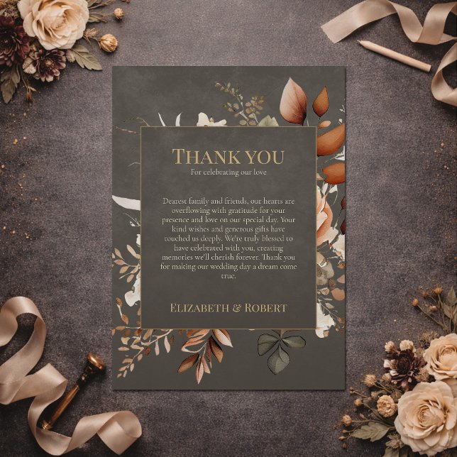 Elegant Taupe Blommig Bröllop Tackkort Tack Kort (Elegant Taupe Floral Wedding Thank You Card on a dark table with flowers)