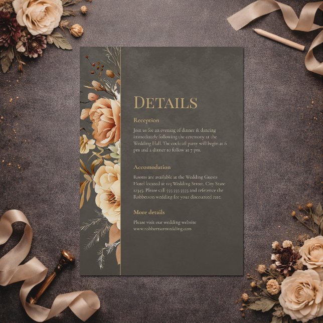 Elegant Taupe Blommig Bröllopsdetaljkort Inbjudningar (Elegant Taupe Floral Wedding Details Card on a dark table with flowers)