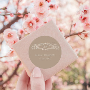 Elegant Taupe botaniskt vapensköld monogram bröllo Runt Klistermärke