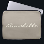 Elegant Taupe Brun handskriven Namn-Anpassningsbar Laptop Fodral<br><div class="desc">Den här bärbara anpassningsbarna fodral har ditt namn i ett vackert handskrivet skript med text på en snyggt Taupe Brown-bakgrund. Underbar presentidé.</div>