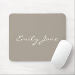 Elegant Taupe Brun handskriven Namn-Anpassningsbar Musmatta<br><div class="desc">Den här musknappen på anpassningsbarna har ditt namn i ett vackert handskrivet skript med text på en snyggt med brun bakgrund. Underbar presentidé.</div>