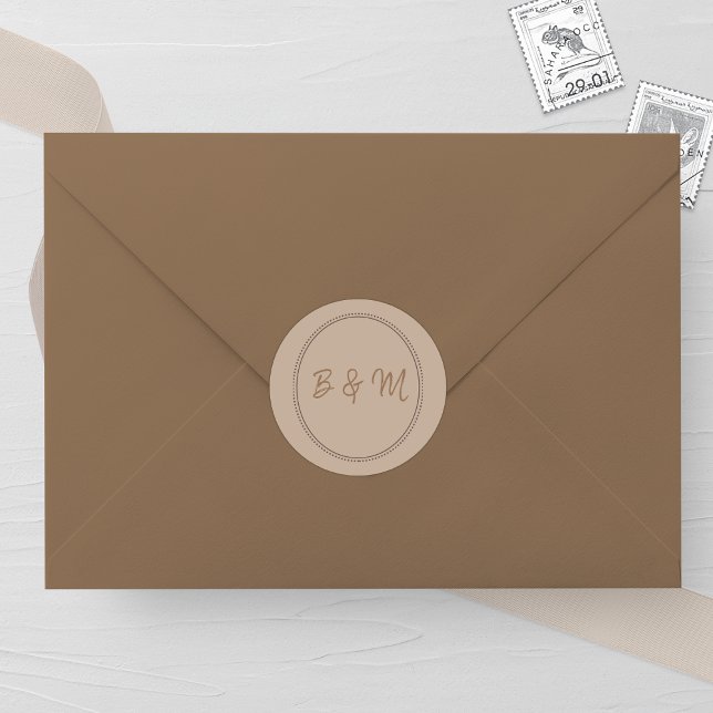 Elegant Taupe Monogram Wedding Runt Klistermärke (Skapare uppladdad)