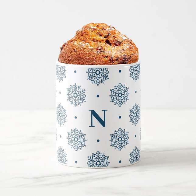 Elegant Teal Snowflake Mönster Monogram Helgdag Kaffemugg (Elegant teal blue winter seasonal mug with simple minimalist monogram and snowflake pattern design.)