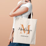 Elegant Terracotta Personligt bröllp Bridesmaid Na Tygkasse<br><div class="desc">Elegant personligt bröllp tote-väskan har en personlig monogramtypografi med det moderna kalligrafiskriptet namn och serif monogram initialt i terracotta mörk orange och svart färg. Innehåller anpassningsbar för en brudens sida-rubrik som "BRIDESMAID" eller annan föredragen ordalydelse.</div>