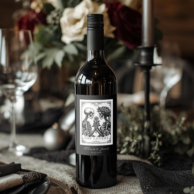 Elegant till död Gör oss del Gothic Bröllop Vinflaska Etikett (Elegant gothic-style wine bottle with “The Lovers” skeleton illustration label, set on table.)