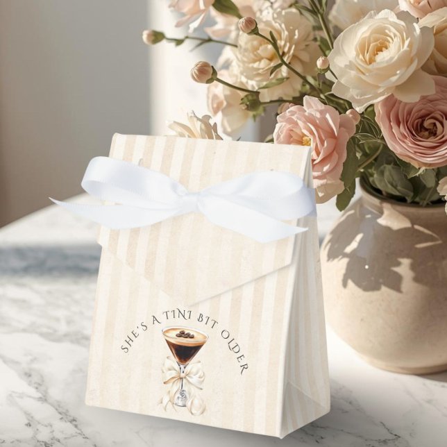 Elegant Tini Bit Older Espresso Martini Födelsedag Presentaskar (She's a tini bit older espresso martini birthday party Favor Box)