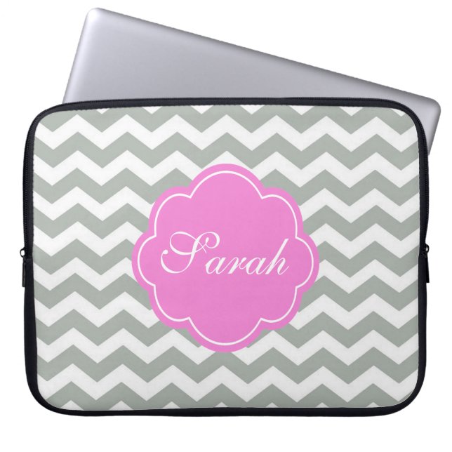 Elegant, trendig, grått-chevron-monogram laptop sleeve (Framsidan)