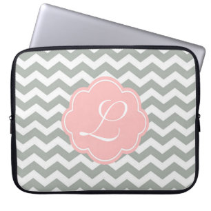 Elegant, trendig, modernt grått chevron monogram laptop fodral