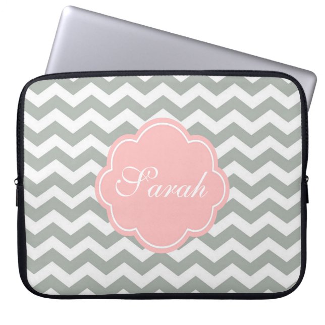 Elegant, trendig, modernt grått chevron monogram laptop sleeve (Framsidan)