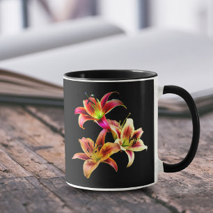 Elegant trio av gula rosa dagliljor blommor mugg