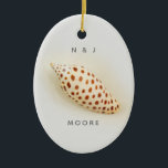 Elegant Tropical Junonia Florida Beach Snäcka Namn Julgransprydnad Keramik<br><div class="desc">Elegant Tropical Junonia Florida Beach Snäcka Namn Ornament. Den här snäckan av stranden i perfekten Junonia är fotograferad med högupplöst makrofotografi och finns i Snäckan för Junonia Beach Collection. Anpassa med ditt första Initialer och Namn. Junonia-blötdjur lever på mer än 100 meters djup i kustområdet, så Beach Combers hittar sällan...</div>