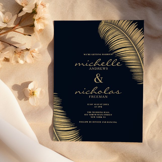 Elegant Tropisk marinblått guld-blad bröllop Inbjudningar (Elegant tropical navy blue gold foliage wedding)