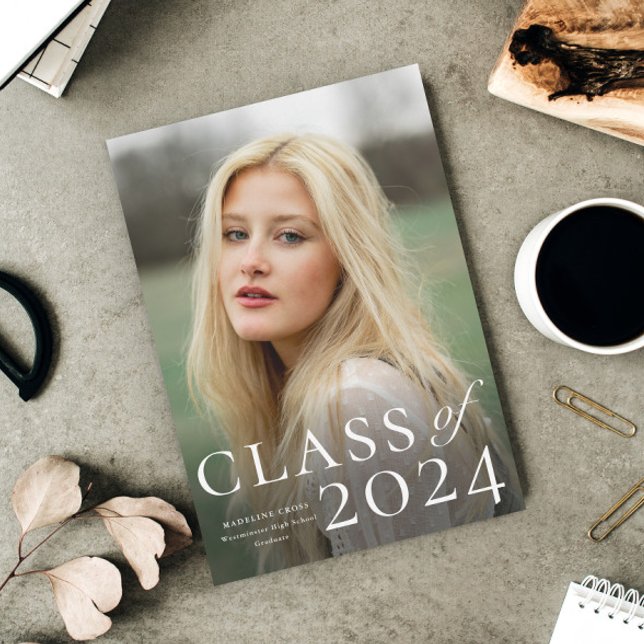 Elegant typfoto examensmeddelande inbjudningar (Elegant Typography Class of 2024 Photo Graduation Announcement.)