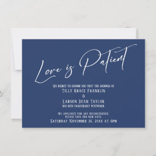 Elegant typografi Kärlek är tålmodig Marinblå kort