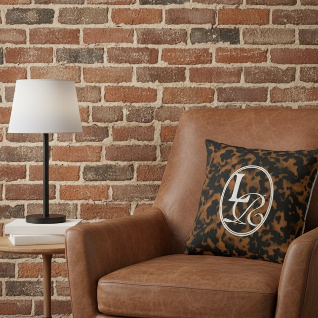 Elegant Typografi Monogram Tortoise Snäcka Kudde (Add a touch of charm to your home with this Elegant Typography Monogram Tortoise Shell Throw Pillow!)