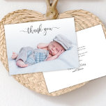 Elegant Typografi Newborn Baby Photo Tack<br><div class="desc">Simple Modern Elegant Calligraphy Script Photo Newborn Baby Tack Birth Announcement Card. Har en vacker "tack"-text i ett handskrivet calligraphy swash svan font script in grått. Förskapat personligt meddelande på baksidan i svartvitt. Underbaren för babyduschen tackar dig och för födelsemeddelandet. Perfekt för flicka eller pojke. Enkel att anpassa med ditt...</div>