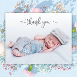 Elegant Typografi Newborn Baby Photo Tack<br><div class="desc">Simple Modern Elegant Calligraphy Script Photo Newborn Baby Tack Birth Announcement Card. Har en vacker "tack"-text i ett handskrivet calligraphy swash svan font script in grått. Förskapat personligt meddelande på baksidan i svartvitt. Underbaren för babyduschen tackar dig och för födelsemeddelandet. Perfekt för flicka eller pojke. Enkel att anpassa med ditt...</div>