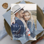 Elegant typografi Spara datum Foto Minimalistisk Spara Datumet<br><div class="desc">Bröllop Spara datum-kort som har ett foto på framsidan och baksidan. Spara datum-korten innehåller en modern handskriven kursiv typsnitts typografi som är elegant,  enkel och modern att använda efter din minimalistiska enkla bröllopsdagfirande.</div>