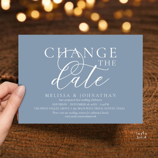 Elegant typografisk bröllopsförsening ändra datum inbjudningar (Chic Typographic Wedding Postpone Postponement Change the date Invitation card in dusty blue)