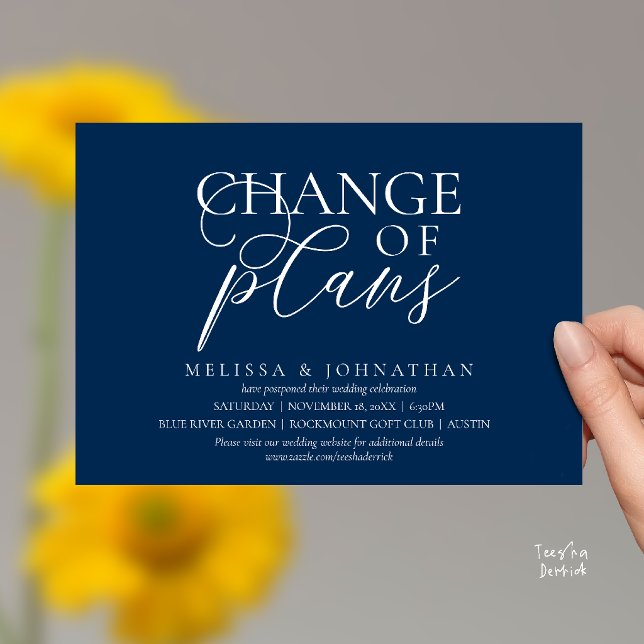 Elegant typografisk bröllopsförsening Ändring av p Inbjudningar (Chic Typographic Wedding Postponement Change of plans Date Changed Invitation Card in Navy Blue)