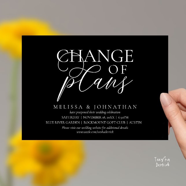 Elegant typografisk bröllopsförsening Ändring av p Inbjudningar (Chic Typographic Wedding Postponement Change of plans Date Changed Invitation Card in Classy Black)