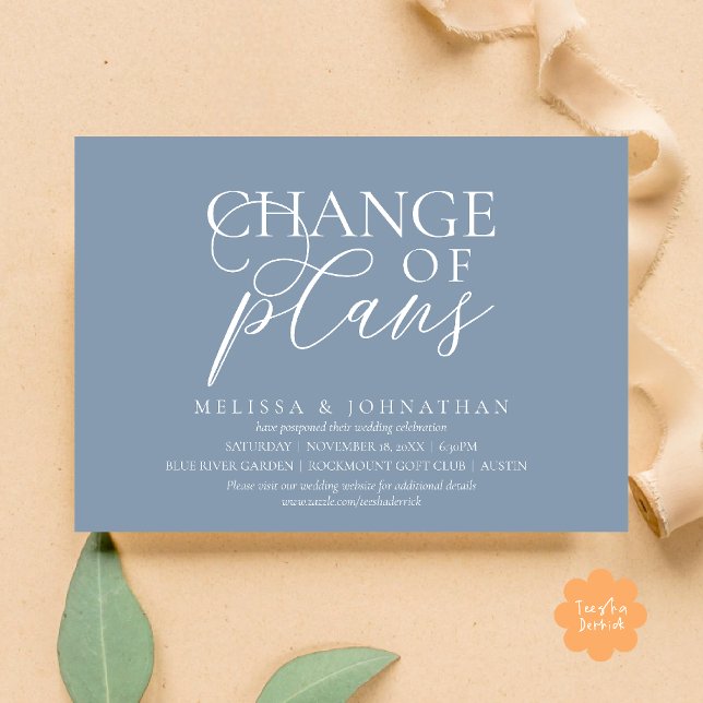 Elegant typografisk bröllopsförsening Ändring av p Inbjudningar (Chic Typographic Wedding Postponement Change of plans Date Changed Invitation Card in Dusty Blue)