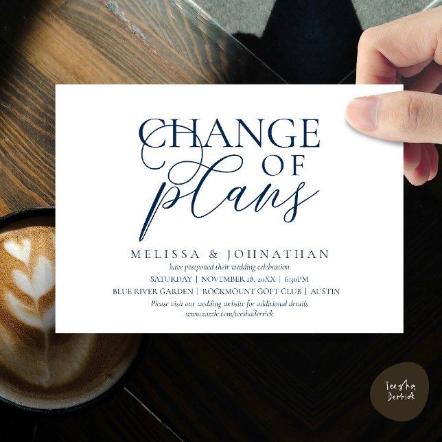 Elegant typografisk bröllopsförsening Ändring av p Inbjudningar (Chic Typographic Wedding Postponement Change of plans Date Changed Invitation Card in Navy Blue)