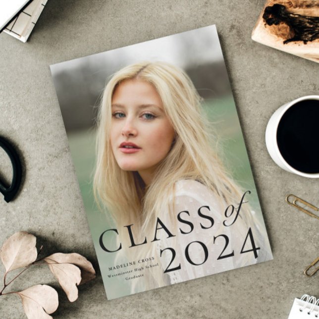 Elegant Typskiftet Foto Examenannons Inbjudningar (Elegant Typography Class of 2024 Photo Graduation Announcement.)