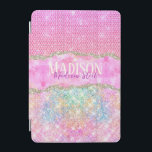Elegant Unicorn rosa glitter rhinestone monogram i iPad Mini Skydd<br><div class="desc">Gör back to school roligt med den här Cute personlig iPad-väskan. Det är designat med elegant gigantisk ökenspridning glitter i rosa färg på båda sidor i form av enmajsregnbåge. För att göra det speciellt i extra är det också monogrammat och personlig med namn i rosa. Klicka på länken "anpassa ytterligare"...</div>